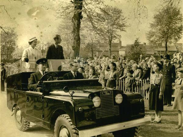 Am 4. April 1957 starteten Queen Elizabeth II. und Prinz Philip in Worcester zu einer zweitägigen Tour durch die West Midlands der britischen Insel. Royales Transportmittel: natürlich ein Land Rover. 