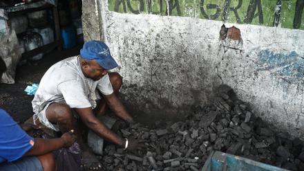 Ein Mann verkauft Kohle auf dem Volksmarkt von Cartagena, Kolumbien.
