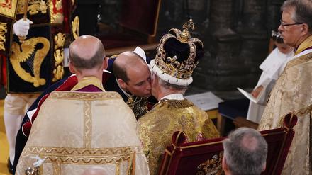 Prinz William küsst seinen Vater.