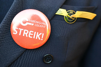Ein Lufthansa-Pilot trägt am 30.11.2016 in Frankfurt am Main (Hessen) bei einer Kundgebung der Pilotengewerkschaft Vereinigung Cockpit einen Button "Streik" auf einer Uniform.