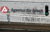 Eine Frau betritt die Agentur für die Arbeit in Hannover.