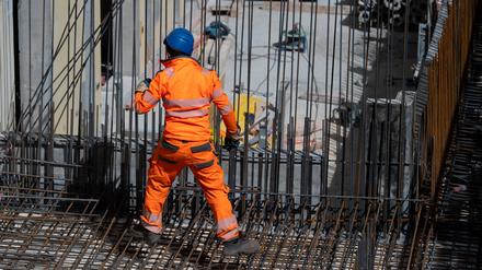 ARCHIV - 15.04.2020, Bayern, München: Ein Bauarbeiter verlegt auf einer Baustelle Stahlmatten. (zu dpa: «Zahl der Arbeitslosen sinkt im Oktober um 20 000 auf 2,607 Millionen») Foto: Sven Hoppe/dpa +++ dpa-Bildfunk +++