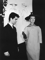 1954 begann Lagerfelds Karriere mit dem Entwurf eines Wollmantels.