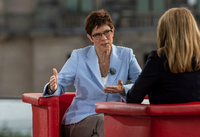 Die CDU-Vorsitzende Annegret Kramp-Karrenbauer stellt sich beim ARD-Sommerinterview den Fragen von Tina Hassel.