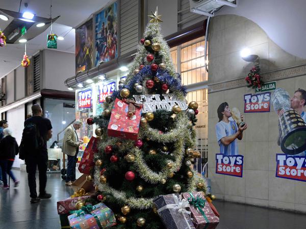 Ein Weihnachtsbaum in einem Einkaufszentrum in Buenos Aires. In Argentinien darf an Weihnachten ausnahmsweise nicht gestritten werden.
