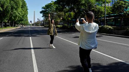 Touristen machen Fotos vor dem Obelisken in der argentinischen Hauptstadt Buenos Aires.