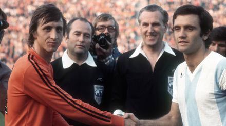 Premiere in Gelsenkirchen: Die beiden Kapitäne Johan Cruyff (l.) und Roberto Perfumo vor dem Zwischenrundenspiel im Juni 1974