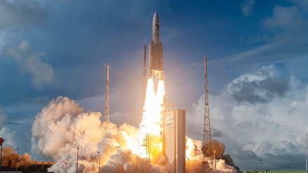 Start einer Rakete vom Typ Ariane 5 vom europäischen Weltraumbahnhof Kourou in Französisch-Guayana.