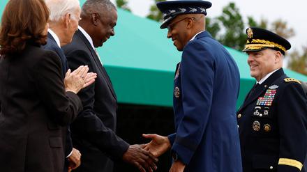 US-Verteidigungsminister Lloyd Austin schüttelt dem neuen Generalstabschef Charles Brown die Hand.