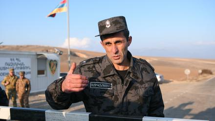 Soldat am Checkpoint zum Latschin-Korridor