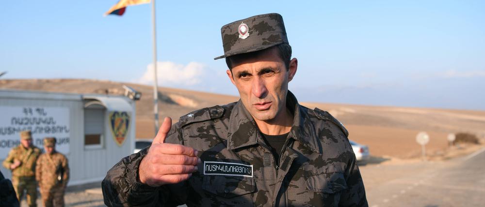 Soldat am Checkpoint zum Latschin-Korridor