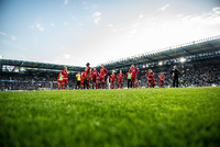 Die Spieler vom 1. FC Kaiserslautern stehen nach dem Spiel enttäuscht auf dem Platz.