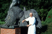 Der Bildhauer Arno Breker 1985 im Garten neben einer seiner Skulpturen. Der gelernte Bildhauer studierte von 1920-1925 an der Kunstakademie in Düsseldorf Architektur und Plastik. Er starb 1991.