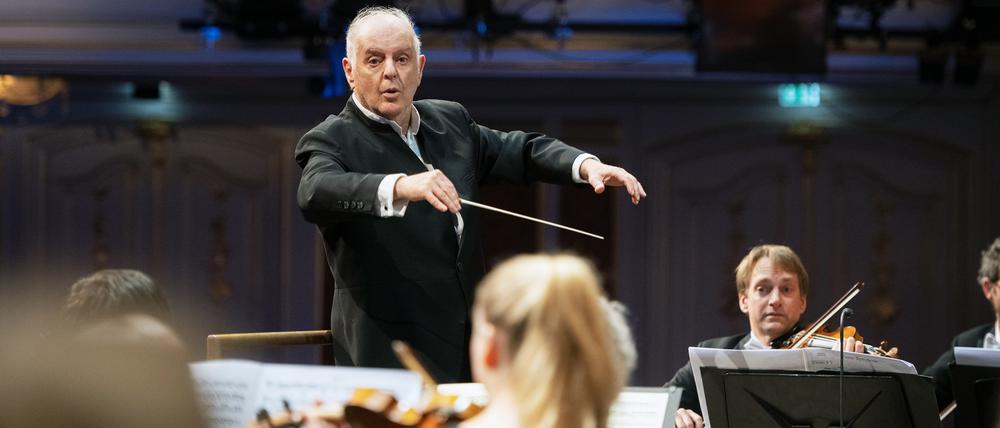 Wer steht künftig als Generalmusikdirektor am Pult der Staatsoper? Barenboim beim Silvesterkonzert 2022 mit Beethovens Neunter. 