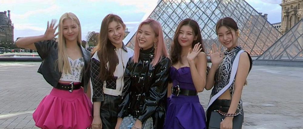 Smilies in Paris: Die koreanische Girlgroup Itzy vor dem Louvre. 