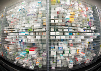 Medikamente liegen in den Regalen eines Kommissionierautomaten in einer Apotheke in Hamburg.