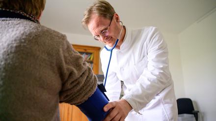Eine neue Studie warnt vor Ärztemangel in Brandenburg und fordert mehr Engagement.