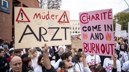Ärzte stehen beim eintägigen Warnstreik am  Charité-Campus in Berlin-Mitte.