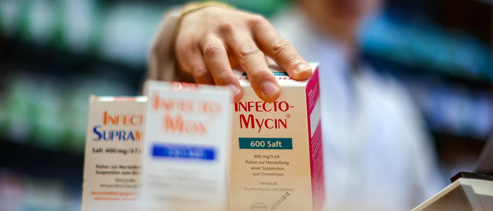 Ein Mitarbeiter einer Apotheke greift nach einer Packung Antibiotikasaft „Infectomycin“ für Kinder (Archivfoto).