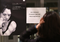 Aufruf zur Solidarität. Plakat für die inhaftierte türkische Schriftstellerin Asli Erdogan auf der Frankfurter Buchmesse.