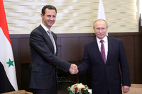 Der russische Präsident Wladimir Putin (r) und Syriens Präsident Baschar al-Assad (l) geben sich am Montag in Sotschi (Russland) die Hand.