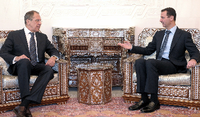 Russland - hier vertreten durch Außenminister Sergei Lawrow - ist seit langem ein Verbündeter des syrischen Präsidenten Baschar al Assad (rechts).