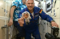 Der deutsche Astronaut Alexander Gerst schwebt in die Internationale Raumstation (ISS).