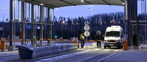  Ein Auto steht an der Grenzstation Nuijamaa zwischen Russland und Finnland. 