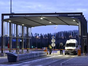 Ein Auto steht an der Grenzstation Nuijamaa zwischen Russland und Finnland. (Archivbild vom 16.11.2023)