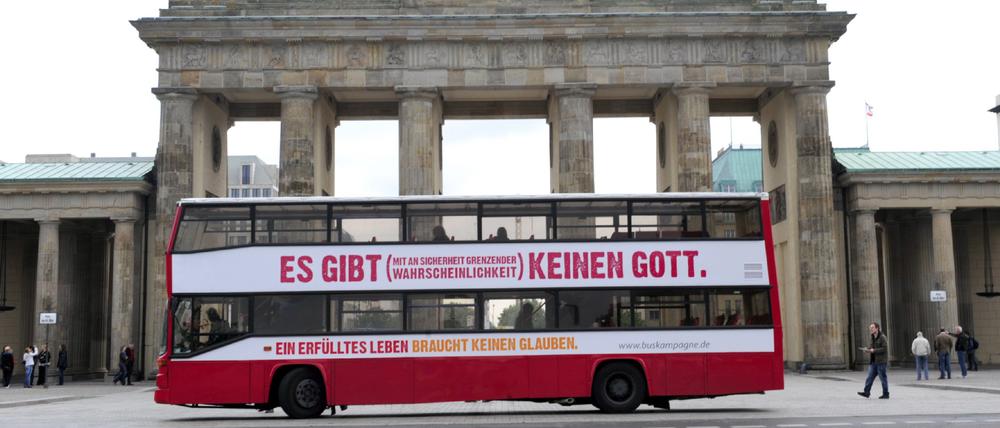 Wo der moderne Theologe gelassen lächelt. Ein Bus mit der Aufschrift „Es gibt (mit an Sicherheit grenzender Wahrscheinlichkeit) keinen Gott“ 2009 vor dem Brandenburger Tor. 