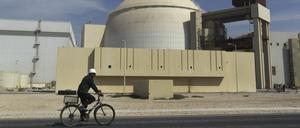 Ein Arbeiter fährt mit seinem Fahrrad vor dem Reaktorgebäude am iranischen Atomkraftwerk Buschehr vorbei (Symbolbild).