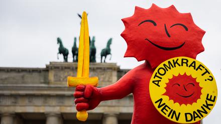 Die rote Sonne, Teil des Anti-Atomkraft-Logos, steht bei einer Aktion der Umweltorganisation Greenpeace vor dem Brandenburger Tor, um die Abschaltung der letzten drei deutschen Kernkraftwerke zu feiern.