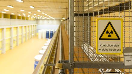 Ein Warnhinweis steht in der Lagerhalle für mit ausgedienten Brennstäben gefüllte Castor-Behälter am Kernkraftwerk Emsland.