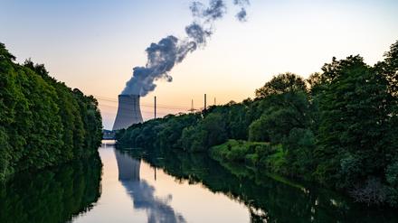Der Kühlturm des Atomkraftwerks (AKW) Isar 2. (Archivbild)