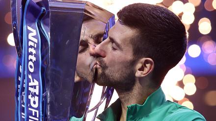 Novak Djokovic küsst den Pokal.