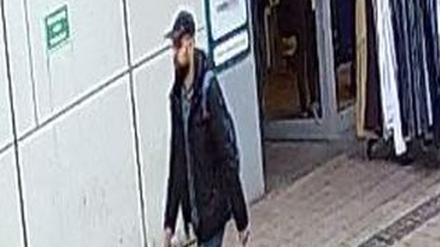 Das Bild zeigt den Mann, der in einem Duisburger Fitnessstudio mehrere Menschen mit einem Messer angegriffen haben soll.
