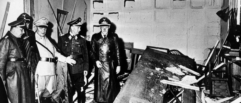Reichsmarschall Hermann Göring (helle Uniform) und Martin Bormann (l.), begutachten die Zerstörung in der Karten-Baracke im Führerhauptquartier Rastenburg am 20. Juli 1944.