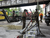 Unfall Lkw blieb unter Brücke stecken Polizei & Justiz