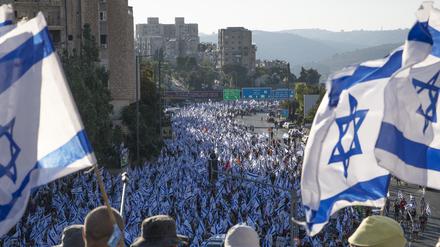 Israels Parlament hat für die umstrittene Justizreform gestimmt.
