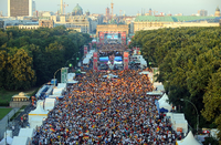 Die Fanmeile am Brandenburger Tor vor dem Finale der Fußball-Europameisterschaft zwischen Deutschland und Spanien 2008.