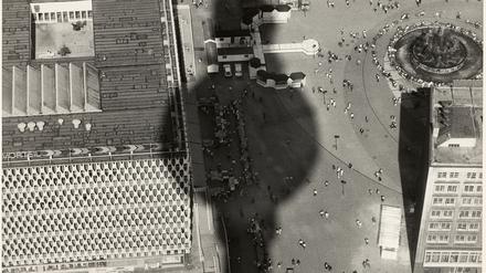  Blick vom Fernsehturm auf den Alexanderplatz aus Maria Sewcz’ Fotoserie „inter esse“ (1985-1987). 