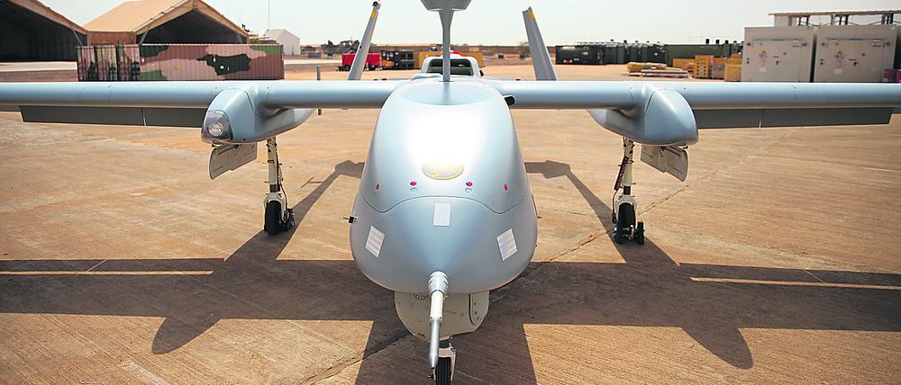 Eine Drohne vom Typ Heron 1 steht in Gao, im Norden von Mali, auf dem Rollfeld vom Camp Castor.