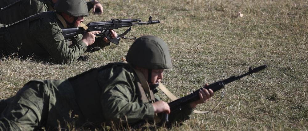 Rekruten trainieren auf einem Schießplatz im Süden Russlands.