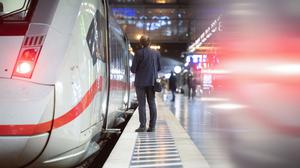 2500 Euro verdienen Zugbegleiter bei der Bahn nach fünf Jahren, sagt die Gewerkschaft EVG.