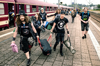 Besucher des Wacken Open Air verlassen am Bahnhof Itzehoe den von München aus gestarteteten Metal Train.