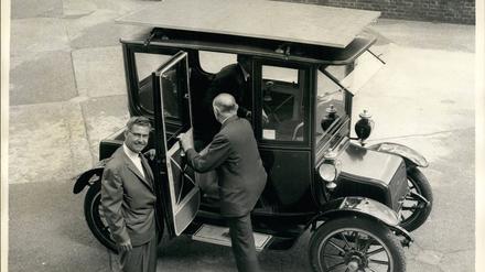 Der US-Wissenschaftler Charles Escoffery (l.) präsentiert sein Solarauto 1960 in London. 