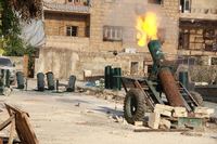 Rebellen setzen in Aleppo eine selbstgemachte, archaisch wirkende Kanone ein.