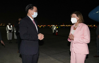 Nancy Pelosi wird von Außenminister Joseph Wu am Flughafen begrüßt.