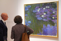 Das Gemälde "Nympheas en fleur" von Claude Monet hängt im Auktionshaus Christies in New York.