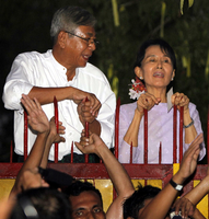 Htin Kyaw (links) ist neuer Präsident Myanmar. Er gilt als enger Vertrauter Aung San Suu Kyis (rechts). Das Bild stammt aus dem Jahr 2010, als die Friedensnobelpreisträgerin aus ihrem langjährigen Hausarrest entlassen wurde.
